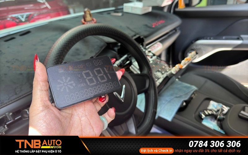 Lắp màn hình HUD cho xe VinFast Mino Green hiển thị thông tin tốc độ, vòng tua, cảnh báo… ngay trên kính lái cho phép quan sát trực tiếp trong tầm mắt mà không cần cúi đầu hay liếc sang hai bên