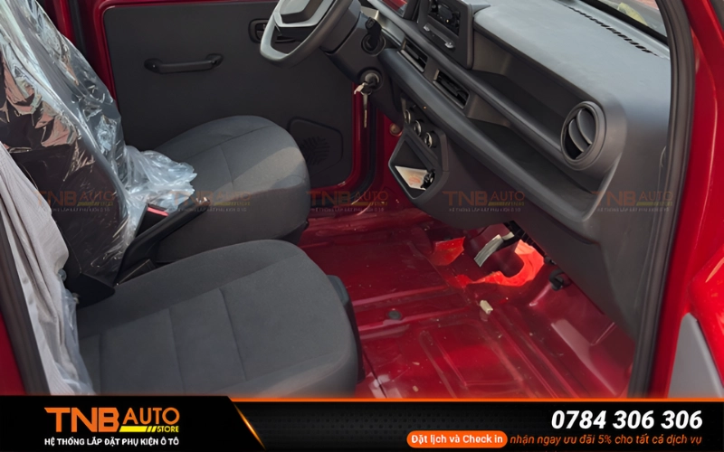 Sàn xe VinFast EC Van không được trang bị sẵn thảm lót sàn trong khi đây lại là khu vực thường xuyên dễ bị trầy xước, bám bẩn và xuống cấp theo thời gian