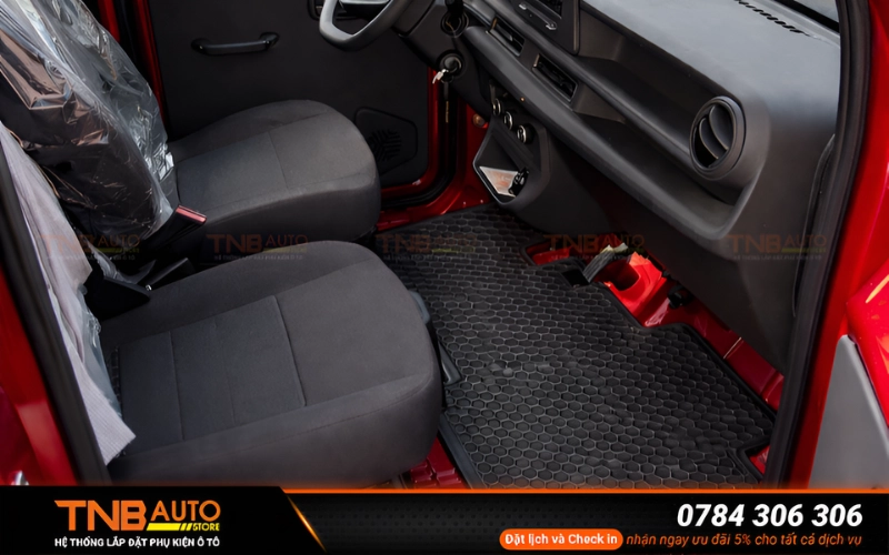 Thảm sàn VinFast EC Van được thiết kế với bề mặt nhám, dạng vân nổi hoặc rãnh chống trượt giúp tăng ma sát và độ bám