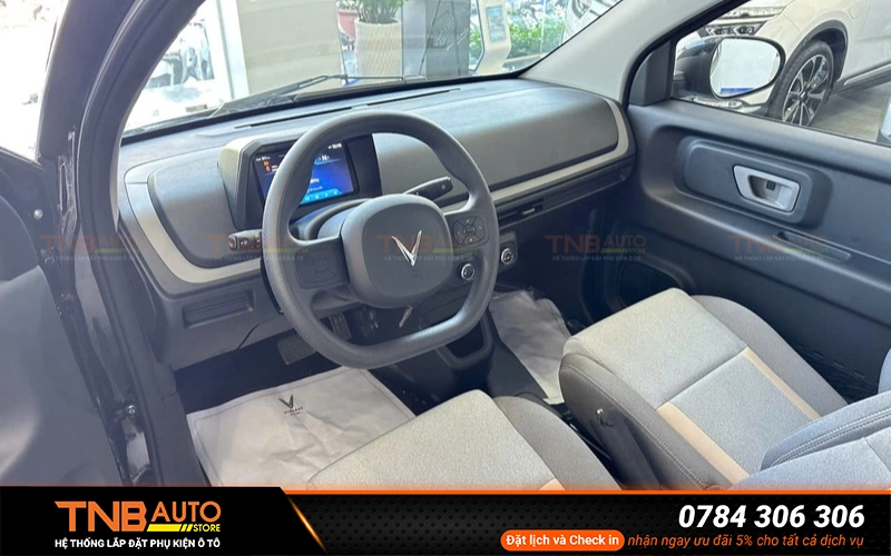 Taplo xe VinFast Mino Green được làm từ nhựa dễ bị bạc màu, nứt nẻ hoặc xuống cấp khi thường xuyên tiếp xúc trực tiếp với ánh nắng mặt trời