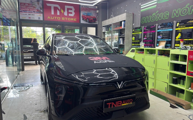 Thi công dán phim cách nhiệt xe điện tại TNB Auto