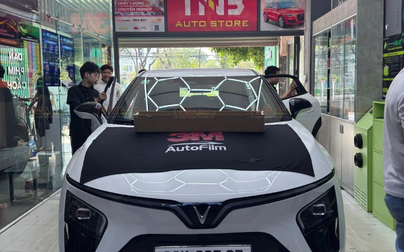 Thi công dán phim cách nhiệt xe điện tại TNB Auto