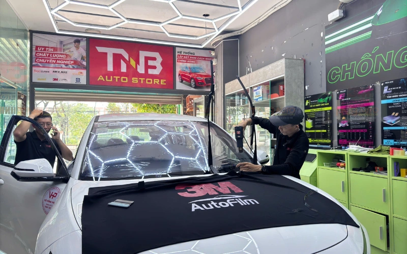 Thi công dán phim cách nhiệt xe điện tại TNB Auto