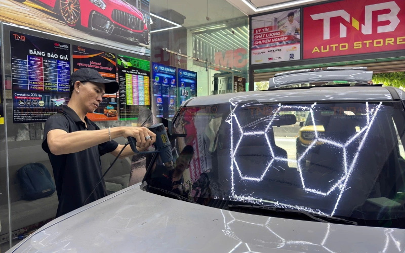 Thi công dán phim cách nhiệt xe điện tại TNB Auto