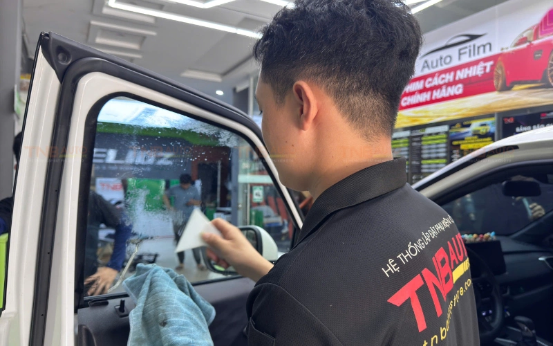 Dán phim cách nhiệt là phụ kiện cần trang bị sớm để đảm bảo trải nghiệm sử dụng lâu dài và bền bỉ cho xe điện