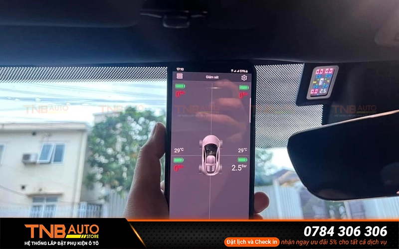 Cảm biến áp suất lốp VF5 hiển thị chính xác áp suất và nhiệt độ của từng lốp xe