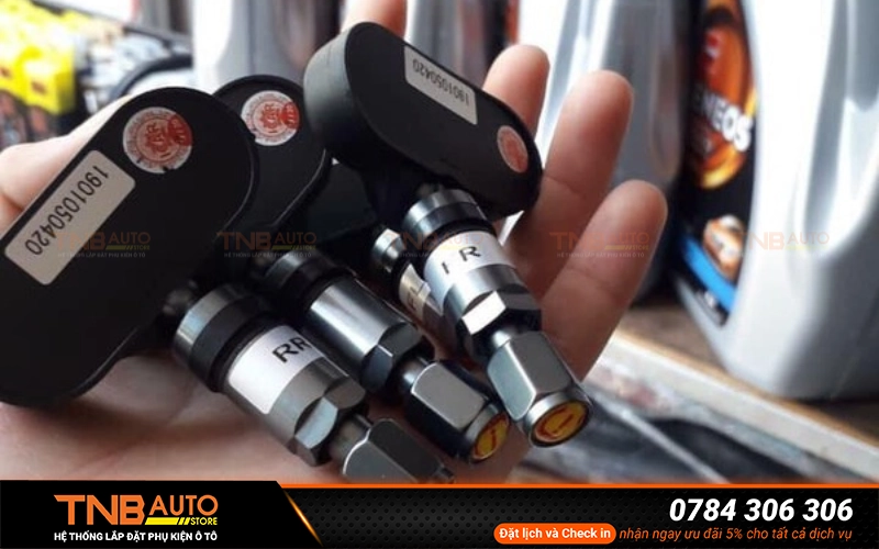 Cảm biến áp suất lốp VinFast VF6 được lắp trực tiếp tại 4 bánh xe cụ thể là ở vị trí van lốp của từng bánh