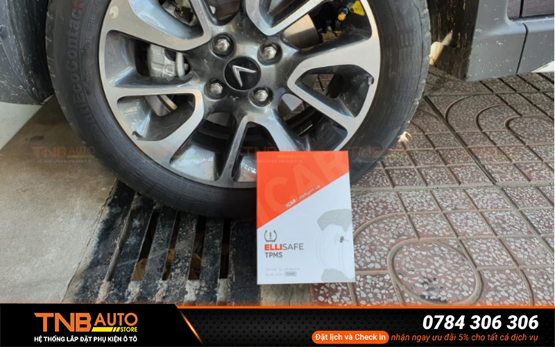 Lắp cảm biến áp suất lốp VF6 theo dõi chính xác áp suất và nhiệt độ của từng bánh xe theo thời gian thực đồng thời đưa ra cảnh báo khi lốp gặp bất thường