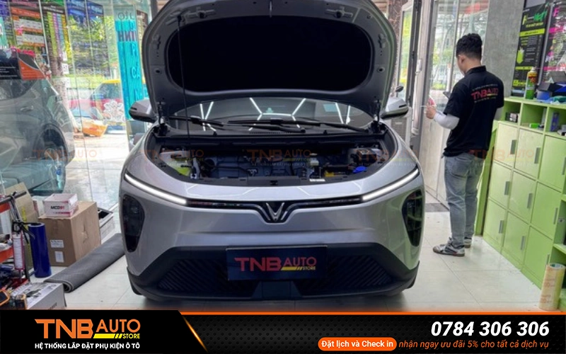 Cốp trước được lắp đặt tại khoảng trống trong khoang máy phía đầu xe VF MPV7 đây là khu vực còn nhiều không gian trống trên các dòng xe điện