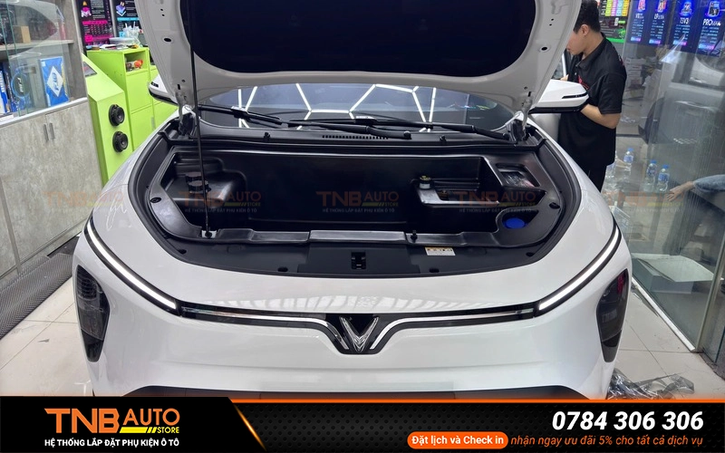 Cốp trước VF MPV7 là phụ kiện thiết kế để tận dụng khoảng trống phía trước trong khoang máy có độ bền cao và khả năng chịu va đập tốt