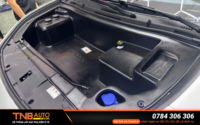 Sau khi lắp cốp trước, ngoại thất đầu xe VF MPV7 gần như không có sự thay đổi