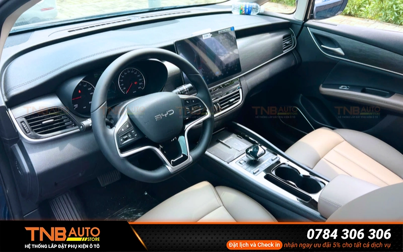 Dán PPF nội thất BYD M6 là giải pháp bảo vệ được nhiều chủ xe lựa chọn nhằm giữ không gian cabin luôn bền đẹp theo thời gian