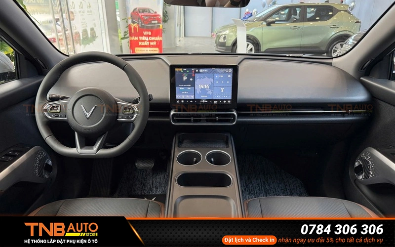 Không gian nội thất của VinFast VF MPV7 chủ yếu được hoàn thiện từ chất liệu nhựa kết hợp một số chi tiết kính dễ xuất hiện trầy xước trong quá trình sử dụng hàng ngày