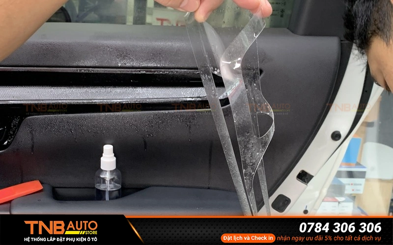 Dán PPF nội thất VF MPV7 trong suốt hoạt động như một màng bảo vệ hiệu quả hạn chế trầy xước, giảm bám dấu vân tay và giữ cho bề mặt luôn sạch sẽ