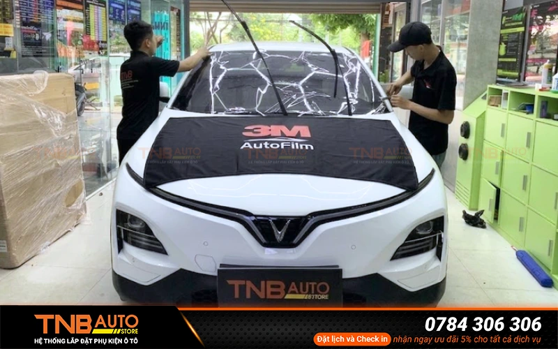 Dán phim cách nhiệt 3M VF6 là giải pháp giúp giảm nhiệt hiệu quả, bảo vệ nội thất và nâng cao trải nghiệm sử dụng xe mỗi ngày