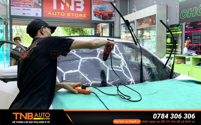 Phim 3M được sản xuất theo công nghệ phi kim loại nên không ảnh hưởng đến tín hiệu của các thiết bị điện tử trên xe