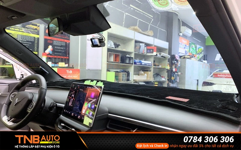 Phim cách nhiệt 3M VF6 có độ truyền sáng cao giúp người lái quan sát tốt cả ban ngày lẫn ban đêm