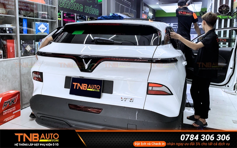Hệ thống TNB Auto được nhiều chủ xe tin tưởng khi lựa chọn dán phim cách nhiệt 3M chính hãng cho VinFast VF6