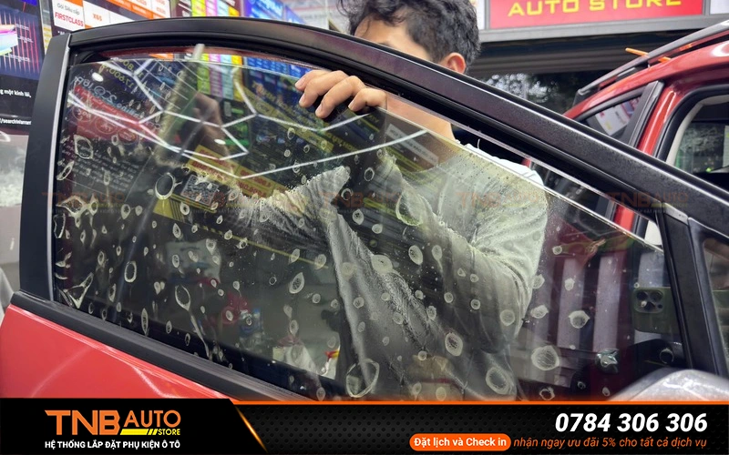 Dán phim cách nhiệt Skoda Slavia giá tốt, bảo hành trọn đời 5 Dán phim cách nhiệt kính xe sẽ trở nên tối hơn hạn chế tầm nhìn từ bên ngoài vào trong xe
