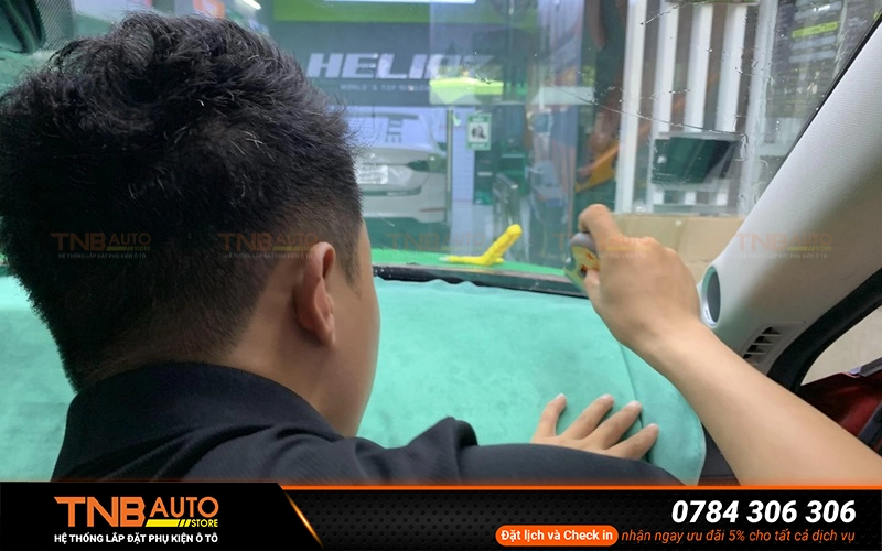 Dán phim cách nhiệt Skoda Slavia giá tốt, bảo hành trọn đời 4 Dán phim cách nhiệt xe Skoda Slavia giúp giảm đáng kể lượng nhiệt từ ánh nắng truyền qua kính giúp khoang cabin mát hơn