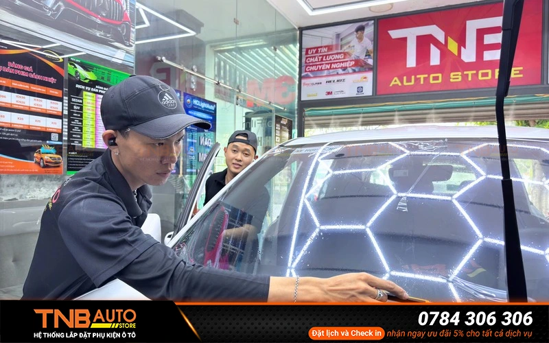 Dán phim cách nhiệt xe Jaecoo J7 mát hơn, bảo hành trọn đời 1 Dán phim cách nhiệt xe Jaecoo J7 giúp giảm nhiệt hiệu quả, bảo vệ nội thất và duy trì không gian cabin luôn dễ chịu