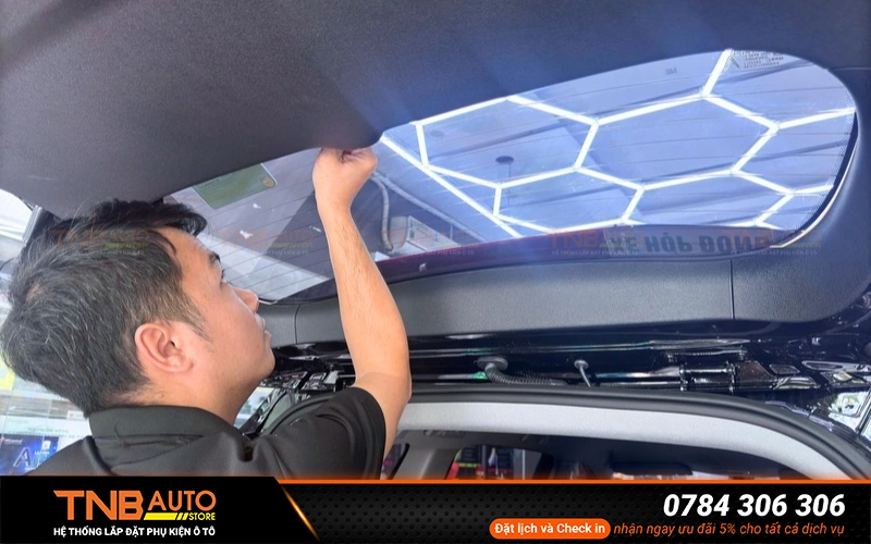 Dán phim cách nhiệt xe Jaecoo J7 mát hơn, bảo hành trọn đời 4 Dán phim cách nhiệt cho xe Jaecoo J7 mang lại nhiều lợi ích về giảm nhiệt, chống chói và bảo vệ nội thất