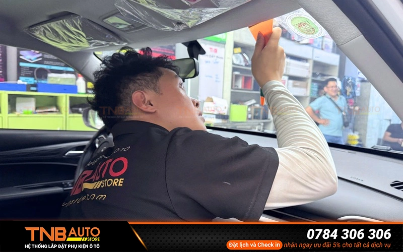 Dán phim cách nhiệt xe Jaecoo J7 mát hơn, bảo hành trọn đời 5 Hệ thống TNB Auto - Địa chỉ dán phim cách nhiệt xe Jaecoo J7 giá tốt, uy tín khu vực TP.HCM