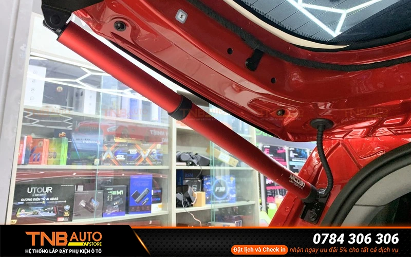 Độ cốp điện VF MPV7 chỉ cần một nút bấm trên remote, cốp có thể mở hoặc đóng dễ dàng ngay cả khi đứng cách xe một khoảng