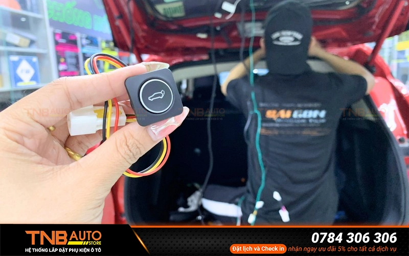 Quy trình lắp cốp điện VF MPV7 tại TNB Auto