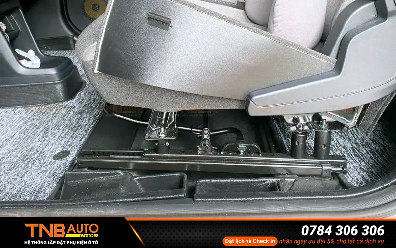 Quá trình lắp đặt đôn ghế VF MPV7 được thực hiện theo đúng tiêu chuẩn, sử dụng bu-lông zin để cố định chắc chắn