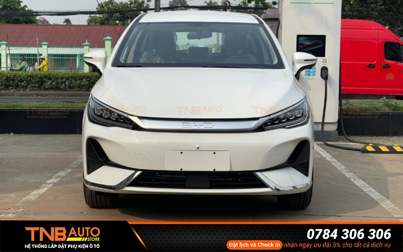 BYD M6 không trang bị đèn gầm nên trong một số điều kiện di chuyển như đường tối, trời mưa, sương mù hoặc đường đèo, khả năng chiếu sáng ở khu vực sát mặt đường vẫn còn hạn chế