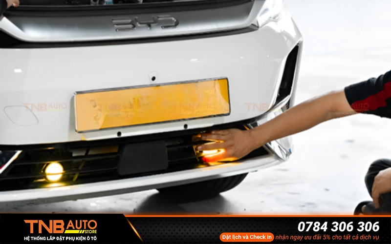 Lắp đèn gầm BYD M6 góc chiếu thấp và ánh sáng tỏa rộng giúp chiếu sáng rõ khu vực sát mặt đường phía trước xe hỗ trợ người lái quan sát rõ vạch đường, ổ gà, gờ giảm tốc hoặc các chướng ngại vật