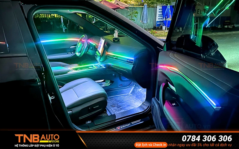Led nội thất VF MPV7 dải màu độc đáo cực hút mắt 8 Việc lắp led nội thất VF MPV7 giúp hoàn thiện hơn tổng thể cabin mang lại cảm giác cao cấp, dễ chịu và tạo điểm nhấn rõ rệt