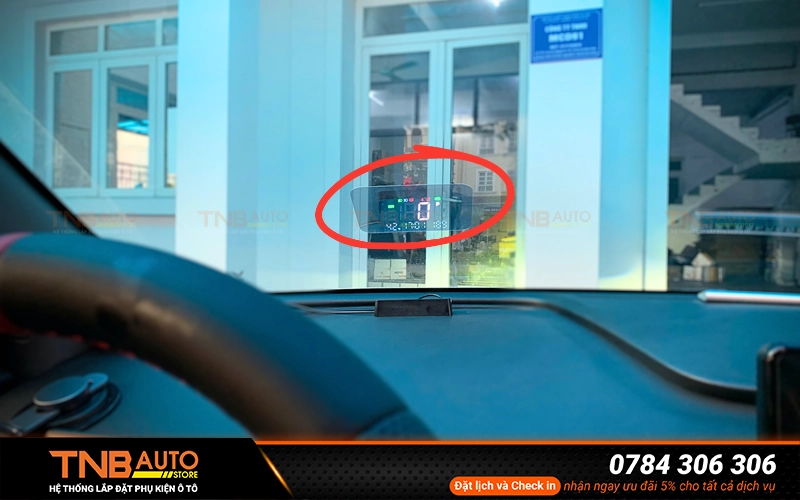 Màn hình HUD VF MPV7 hiển thị kính lái cực sắc nét 8 Màn hình HUD VF MPV7 là thiết bị hiển thị thông tin vận hành của xe trực tiếp lên kính lái