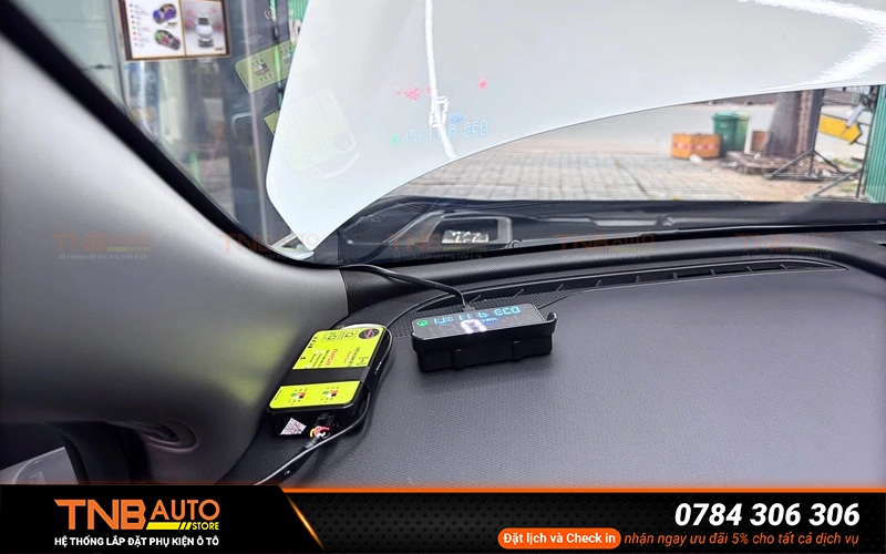 Màn hình HUD VF MPV7 hiển thị kính lái cực sắc nét 10 Quy trình lắp màn hình HUD VF MPV7 chuẩn kỹ thuật tại TNB Auto