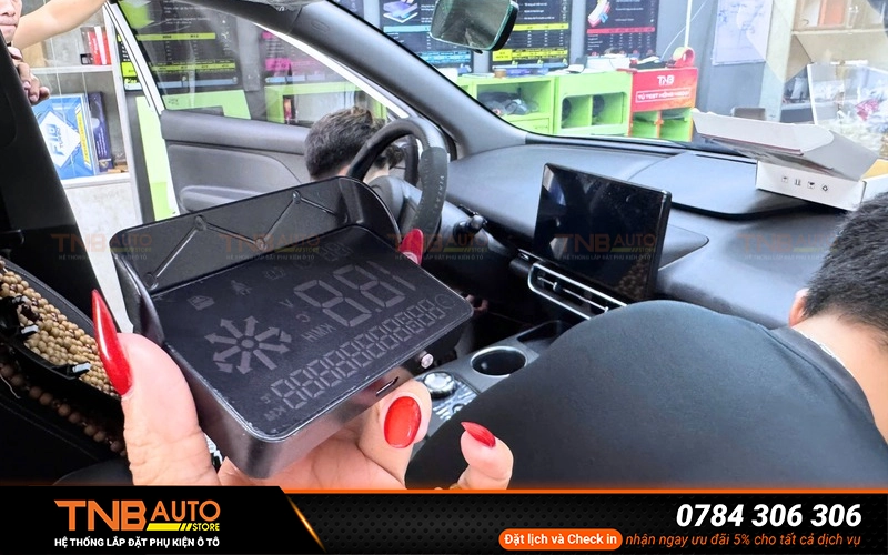 Màn hình HUD VF MPV7 hiển thị kính lái cực sắc nét 11 Hệ thống TNB Auto là địa chỉ được nhiều khách hàng tin tưởng khi lắp màn hình HUD VF MPV7 TPHCM