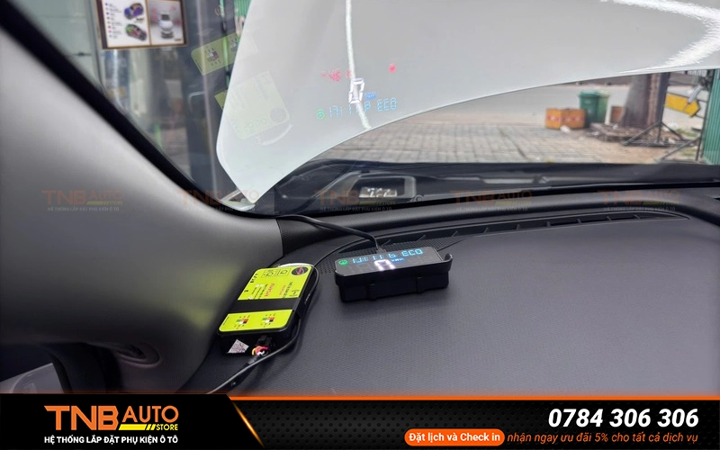 Màn hình HUD kính lái EC Van sắc nét, theo thời gian thực 8 Màn hình HUD kính lái EC Van hiển thị toàn bộ thông tin vận hành trên kính lái giúp người điều khiển dễ dàng quan sát