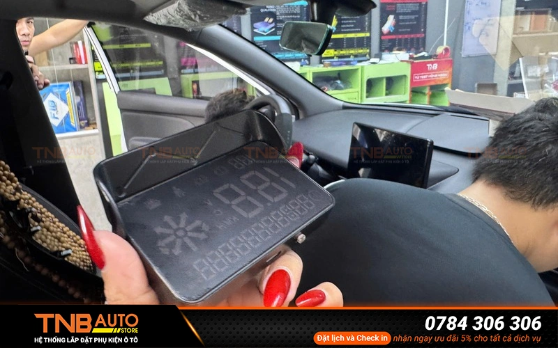 Màn hình HUD kính lái EC Van sắc nét, theo thời gian thực 10 Sau khi lắp màn hình HUD, khoang lái của VinFast EC Van có thêm một thiết bị hiển thị được đặt trên khu vực taplo ngay phía trước vị trí người lái