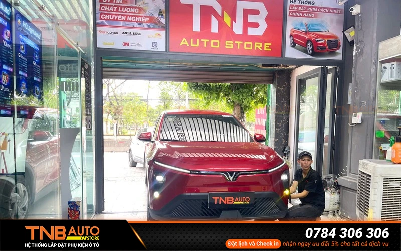 Tại hệ thống TNB Auto mọi thao tác thi công lắp phụ kiện kỹ thuật viên hơn 6 năm kinh nghiệm thi am hiểu sâu về các dòng xe
