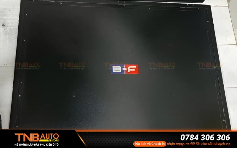 Khi BYD M6 đi qua ổ gà, gờ giảm tốc, đá văng hoặc các đoạn đường gồ ghề tấm bảo vệ pin sẽ đóng vai trò như một lớp giáp chắn phía dưới gầm xe hạn chế tối đa nguy cơ móp, trầy xước hoặc thủng vỏ pin bảo vệ cụm pin