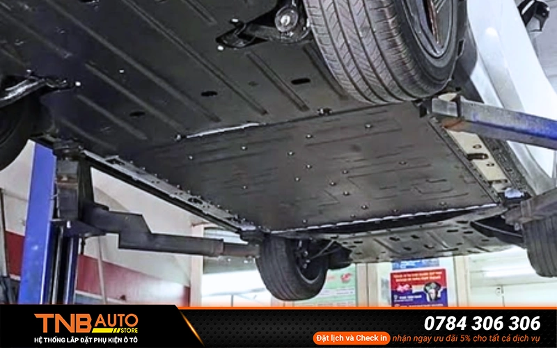 Tấm bảo vệ zin VF MPV7 khá mỏng, khả năng chịu lực còn hạn chế khi gặp đá văng, va chạm gầm hoặc đường xấu