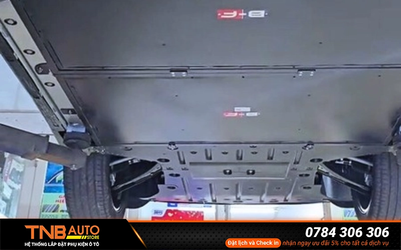 Tấm bảo vệ pin VF MPV7 đóng vai trò như một lớp giáp chắn giúp hạn chế tối đa các tác động từ mặt đường