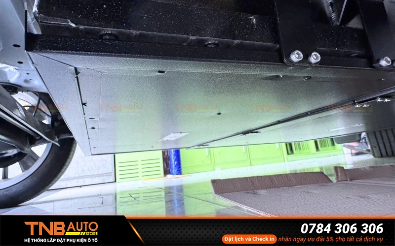 Quy trình lắp đặt tấm bảo vệ pin VF MPV7 đúng chuẩn kỹ thuật tại TNB Auto