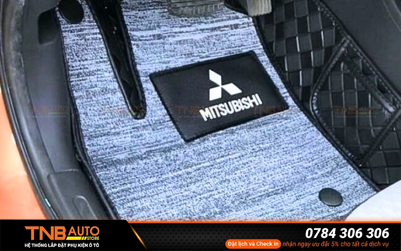 Thảm lót sàn Mitsubishi Destinator đóng vai trò như một lớp ngăn cách hiệu quả giúp hạn chế tối đa tình trạng ẩm mốc, bốc mùi và xuống cấp sớm của sàn xe