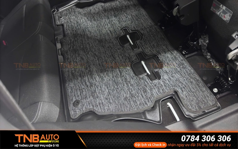 Lót thảm sàn xe VF MPV7 sẽ đóng vai trò như lớp bảo vệ trung gian giúp hạn chế bụi bẩn, nước mưa, cát hoặc đất từ giày dép bám trực tiếp vào sàn xe