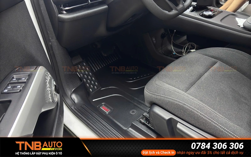 Các loại thảm sàn được thiết kế theo kích thước và cấu trúc sàn của VF MPV7 ôm sát không bị xô lệch hoặc cuộn mép khi di chuyển