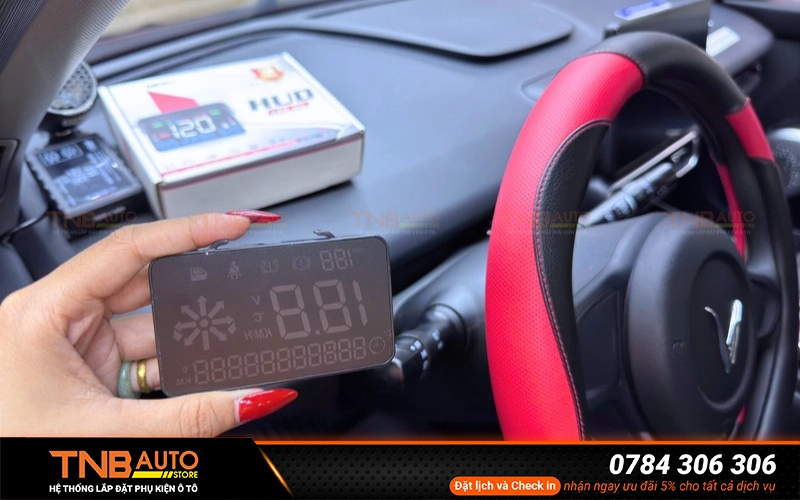 Lắp màn hình HUD cho VF MPV7 hiển thị thông tin tiện lợi