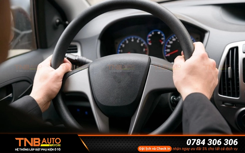 Vô lăng bỗng nhiên trở nên nặng, khó xoay hoặc phản hồi chậm đó có thể là dấu hiệu cho thấy hệ thống lái đang gặp trục trặc