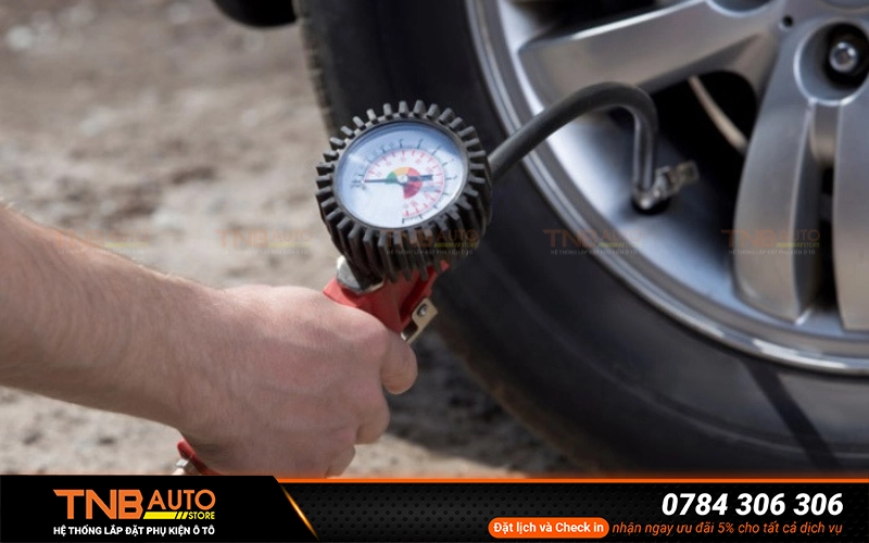 Áp suất lốp không đúng tiêu chuẩn là một trong những nguyên nhân thường gặp khiến vô lăng đánh lái nặng 