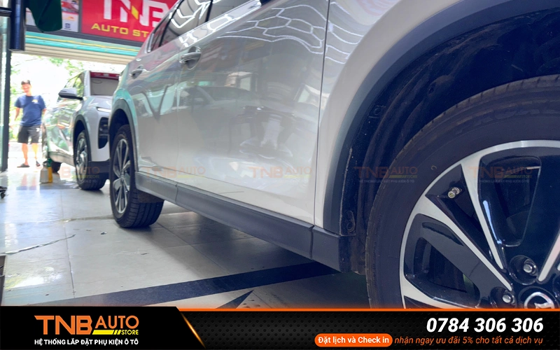 Bệ bước chân Mazda CX5 bền đẹp, đa dạng mẫu 1 Mazda CX-5 có gầm cao đặc trưng của dòng SUV nên lên xuống xe khó đặc biệt với người lớn tuổi và trẻ nhỏ